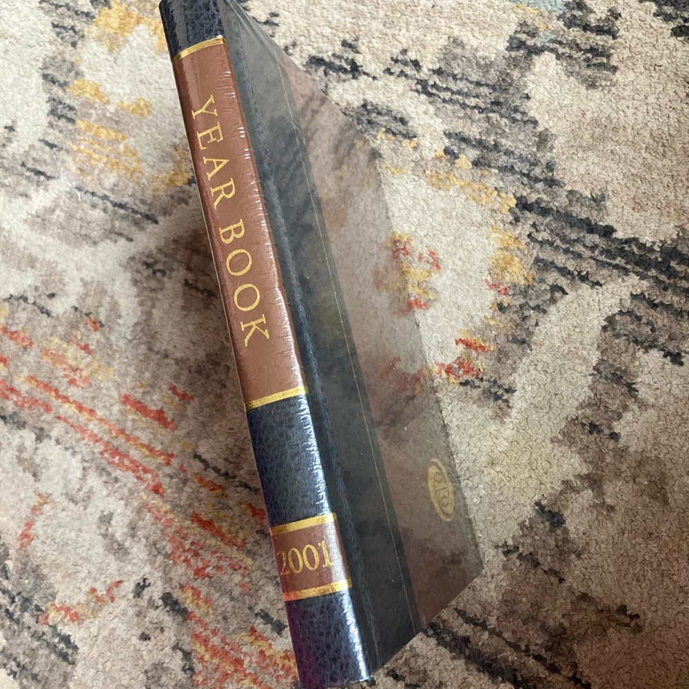 📕2001 World Book Encyclopedia Yearbook NEW